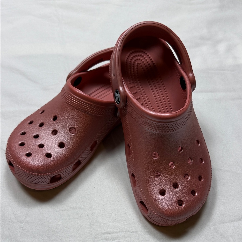 CROCS Women's Sandals in Deep Burgundy women’s6 men4, kids coral/metallic pink - Picture 2 of 16